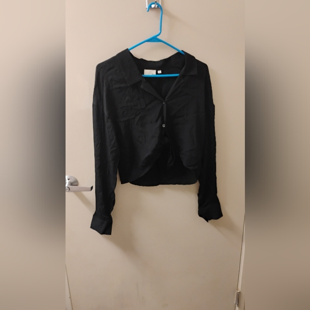 Women's Aritzia Wilfred Free Collared Black Cropped Long Sleeve Button Down Top